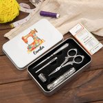 Personalisierte Patch-Nähmaschine 6 Stück Nähwerkzeug-Set mit Zinn-Box und Name Geburtstagsgeschenk für Schneiderin Nähen Liebhaber