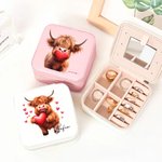 Personalisierte niedliche Liebe Herz Hochland Kuh PU Leder Schmuck-Box mit Namen Geburtstag Jahrestag Valentinstag Geschenk für Frauen