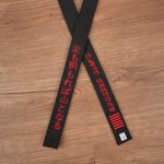 Personalizzato 1-4 linee testo ricamato Karate Taekwondo Cintura nera Compleanno Cintura nera Promozione Regalo per gli amanti delle arti marziali Karate Taekwondo