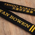 Personalizzato 1-4 linee testo ricamato Karate Taekwondo Cintura nera Compleanno Cintura nera Promozione Regalo per gli amanti delle arti marziali Karate Taekwondo