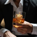 Bicchiere da whisky personalizzato in vetro da 295 ml con iniziale nome e distintivo dorato regalo di compleanno per uomini o appassionati di whisky