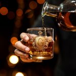 Bicchiere da whisky personalizzato in vetro da 295 ml con iniziale nome e distintivo dorato regalo di compleanno per uomini o appassionati di whisky