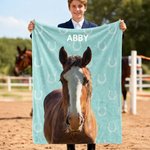 Personalisierte mehrfarbige weiche Decke mit Pferd Foto Hufeisen Druck Namen Zimmer Deko Geburtstagsgeschenk für Pferdeliebhaber