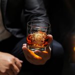 Bicchiere da whisky personalizzato in vetro da 295 ml con iniziale nome e distintivo dorato regalo di compleanno per uomini o appassionati di whisky