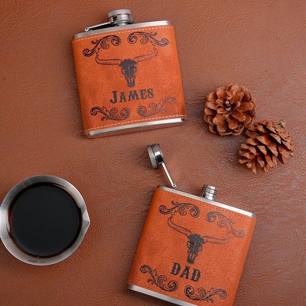 Personalizada Flor Cráneo de Vaca Diseño Western Tooled PU Cuero 6 oz Hip Flask con Nombre Día del Padre Cumpleaños Regalo para Marido Groomsman