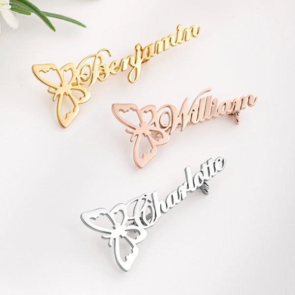 Spilla da bavero personalizzata con farfalla e nome regalo di fidanzamento per la sposa, le damigelle d'onore e gli sposi.