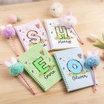 Uova personalizzate del coniglietto di Pasqua Nome iniziale A5 Taccuino a spirale e set di penne Pom Puff con pagine foderate Regalo di Pasqua per ragazzi e ragazze
