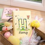 Uova personalizzate del coniglietto di Pasqua Nome iniziale A5 Taccuino a spirale e set di penne Pom Puff con pagine foderate Regalo di Pasqua per ragazzi e ragazze