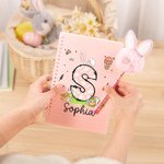 Uova personalizzate del coniglietto di Pasqua Nome iniziale A5 Taccuino a spirale e set di penne Pom Puff con pagine foderate Regalo di Pasqua per ragazzi e ragazze