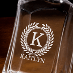 Decantador hexagonal de whisky con corona vintage personalizada con nombre e inicial Regalo de cumpleaños para el día del padre Bartender