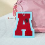 Personligt Flerfärgad Initial Akryl Bag Tag Nyckelring med Namn Daglig användning Födelsedagspresent för pojke flicka tonåring