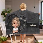 Spersonalizowany koc z kapturem z 1-8 imionami Retro Heart Cartoon Character Miękki koc z kapturem z 1-8 imionami Dekoracja domu Prezent urodzinowy dla kobiet