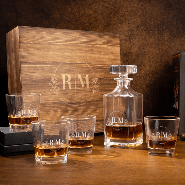 Decantador de whisky personalizado con corona vintage e inicial grabada Regalo de cumpleaños y aniversario para hombres amantes del whisky