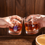 Personalisierte lustige Cartoon-Charakter Rückansicht 10 oz Rock Whisky Glas mit Namen Valentinstag Jahrestag Geburtstag Geschenk für Paare