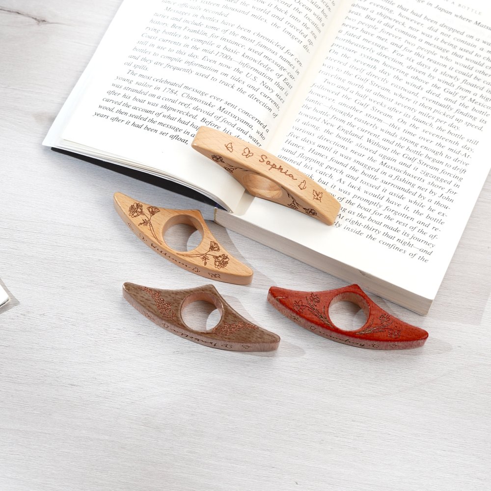 Nacimiento personalizado Flor de madera Pulgar libro titular de la página con el nombre grabado Accesorios para libros Regalo de cumpleaños para los amantes de los libros Ratones de biblioteca 1