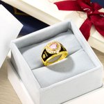 Personlig klassring med hjärta och zirkon med graverad text och symbol Graduation Gift for High School College University Graduates