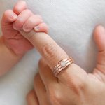 Personalizowane srebrne pierścionki warstwowe z grawerem imienia 2–7 obrączek z motywem serca biżuteria na co dzień dla niej