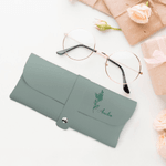 Etui à lunettes en cuir PU personnalisé avec nom Sac de rangement pour usage quotidien Accessoires de voyage Cadeau d'anniversaire pour femmes Filles Etudiants