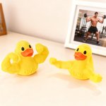 Personalisierte 3D gedruckt lustige Muskel Arm Ente mit Namen Desk Decor Geburtstagsgeschenk für Freunde Gym Rat