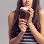 Personalisierte Leder-Kaffeetasse Hülse mit eingraviertem Namen Passt 10 oz - 20 oz Tassen täglichen Gebrauch Jahrestag ermutigendes Geschenk für Kaffee-Liebhaber Arbeiter