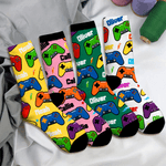Calcetines de media caña personalizados multicolores con nombre Game Controller Regalo de cumpleaños diario para un amigo amante de los videojuegos