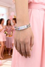 Bracelet manchette personnalisé avec perles multicolores et prénom gravé – Bijou raffiné, cadeau d'anniversaire ou de fête pour femme
