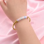 Bracelet manchette personnalisé avec perles multicolores et prénom gravé – Bijou raffiné, cadeau d'anniversaire ou de fête pour femme