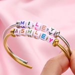 Bracelet manchette personnalisé avec perles multicolores et prénom gravé – Bijou raffiné, cadeau d'anniversaire ou de fête pour femme