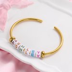Bracelet manchette personnalisé avec perles multicolores et prénom gravé – Bijou raffiné, cadeau d'anniversaire ou de fête pour femme