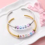 Bracelet manchette personnalisé avec perles multicolores et prénom gravé – Bijou raffiné, cadeau d'anniversaire ou de fête pour femme