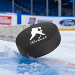 Personalisierter Eishockey Puck aus Hartgummi mit Namen Helm Spieler Schläger Silhouette Winterspiele Team Geschenk für Eishockey-Spieler und -Fans