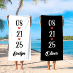 Gepersonaliseerde hartvormige sneldrogende microvezel strandhanddoek voor koppels met naam en datum Valentijnscadeau voor echtparen