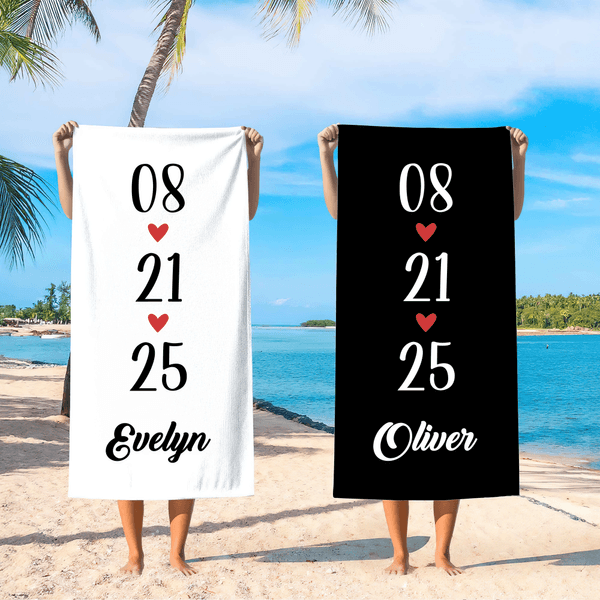 Gepersonaliseerde hartvormige sneldrogende microvezel strandhanddoek voor koppels met naam en datum Valentijnscadeau voor echtparen