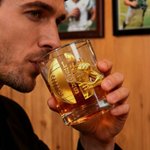Spersonalizowana szklanka do whisky Golden Football Player 10 uncji z imieniem i numerem Prezent urodzinowy na Dzień Ojca dla mężczyzny Barmana Entuzjasty Whisky
