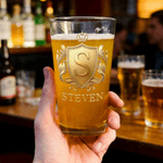 Personlig Golden Shield Initial 16 oz ölglas med namn Housewarming födelsedagspresent för familjen ölälskare
