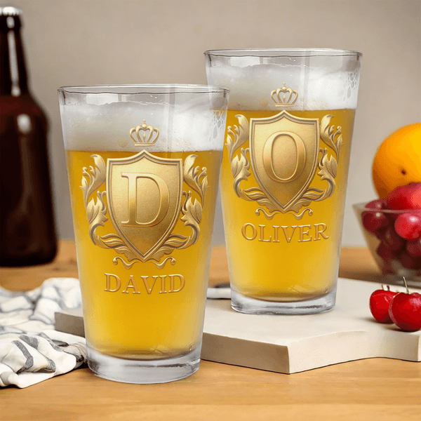 Personlig Golden Shield Initial 16 oz ölglas med namn Housewarming födelsedagspresent för familjen ölälskare