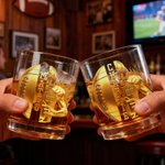 Spersonalizowana szklanka do whisky Golden Football Player 10 uncji z imieniem i numerem Prezent urodzinowy na Dzień Ojca dla mężczyzny Barmana Entuzjasty Whisky