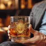 Personlig Vintage Crown Badge 3D Initial 10 oz Rock Whiskey Glass med namn Fars dag Födelsedagspresent för man Bartender Whiskey Enthusiast