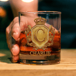 Personalisierte Vintage Crown Badge 3D Initial 10 oz Rock Whiskey Glas mit Namen Vatertag Geburtstag Geschenk für Mann Barkeeper Whiskey-Enthusiast