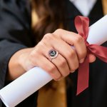 Personlig fødselsstein Initial Graduation Signet Ring med årstall og tekst Graduation Keepsake Gave til universitetsutdannede