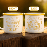 Spersonalizowany kubek emaliowany Adventure Hiking Line Drawing 12 uncji z imieniem Urodzinowy prezent kempingowy dla przyjaciół Wędrowców