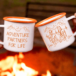 Spersonalizowany kubek emaliowany Adventure Hiking Line Drawing 12 uncji z imieniem Urodzinowy prezent kempingowy dla przyjaciół Wędrowców