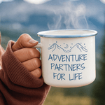 Spersonalizowany kubek emaliowany Adventure Hiking Line Drawing 12 uncji z imieniem Urodzinowy prezent kempingowy dla przyjaciół Wędrowców