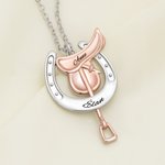 Collier de selle et fer à cheval personnalisé avec nom gravé - Cadeau d'anniversaire Saint-Valentin pour les femmes amoureuses de cheval