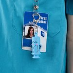Personlig ampullåpner med lekende sprøytedesign og metallspenne med navn Sykepleierdagen - påskjønnelsesgave til sykepleiere, leger og medisinsk personale