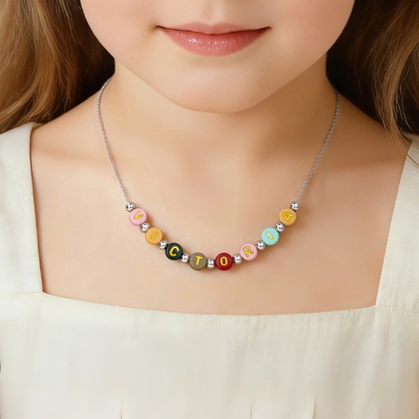 Des perles colorées qui apportent de la joie au style de chaque petite fille - Collier de nom en argent sterling personnalisé Cadeau d'anniversaire