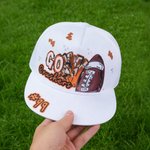Spersonalizowana ręcznie rysowana czapka piłkarska z pomponem Oddychająca regulowana czapka Trucker z imieniem i nazwiskiem do użytku na zewnątrz Prezent urodzinowy dla miłośniczki piłki nożnej mamy