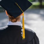Personlig gravert logoskive oval fotosjarm Grad Cap Tassel-dekorasjon med englevinger Memorial Graduation Gift for Class of 2026 Graduates