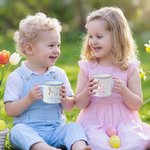 Tazza smaltata da 12 once con nome e anno, regalo di compleanno e di Pasqua per bambini, personalizzata Peter Rabbit, fiore e farfalla.