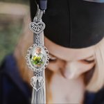 Personlig gravert logoskive oval fotosjarm Grad Cap Tassel-dekorasjon med englevinger Memorial Graduation Gift for Class of 2026 Graduates